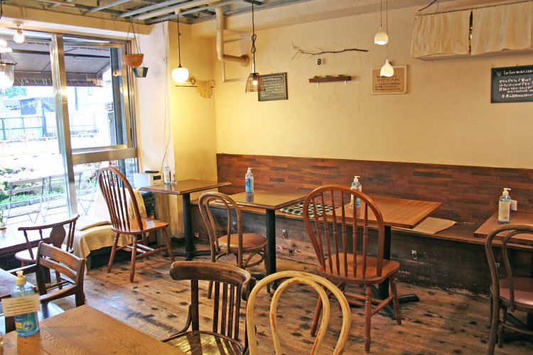 壁も天井も全部自分たちで真っ白に塗った。