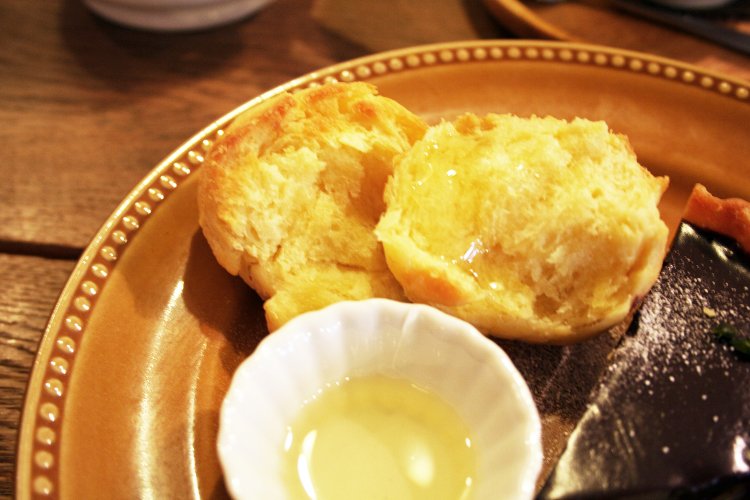 口の中いっぱいにバターの香りが広がるスコーン。蜂蜜をたっぷりつけていただくのが美味！