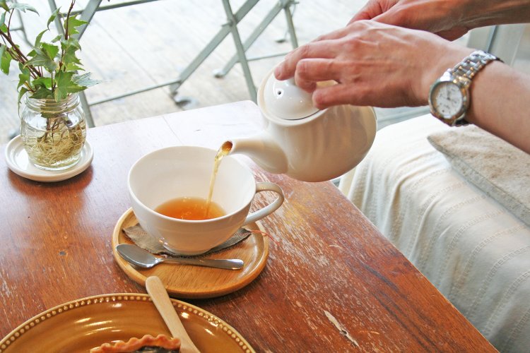 紅茶はポットにたっぷり。ゆったりとアフタヌーンティーを楽しもう。