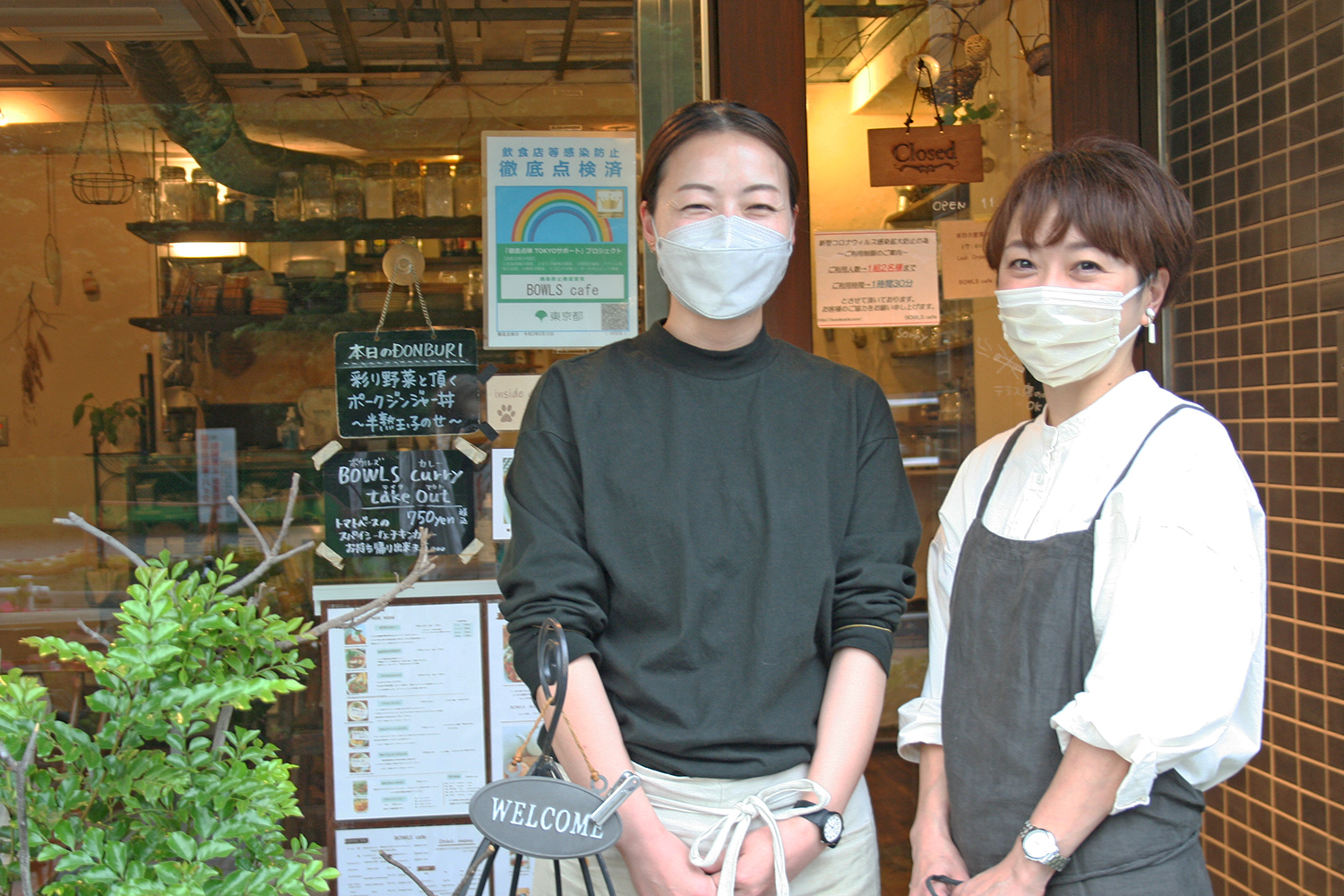 オーナーの生田目恵美子さん（右）と店長の荒川美樹さん。お2人の佇まいにも癒やされる。