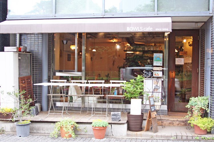 新宿三丁目駅からでも新宿御苑駅からでも歩いて4分ほど。