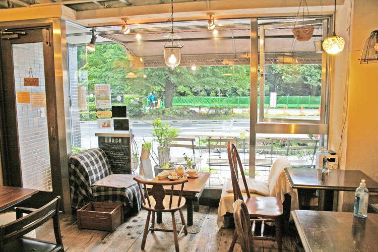 向かいは新宿御苑の新宿門。テラス席も気持ちいい。