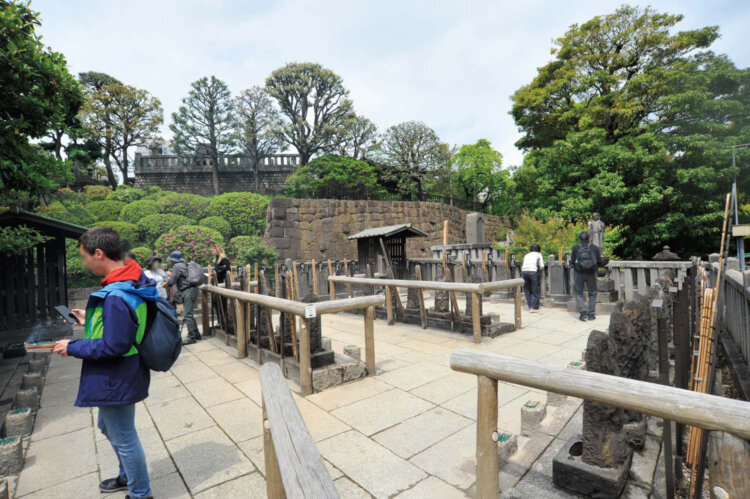 四十七士が眠る赤穂義士墓地（墓地参拝は線香料300円）。