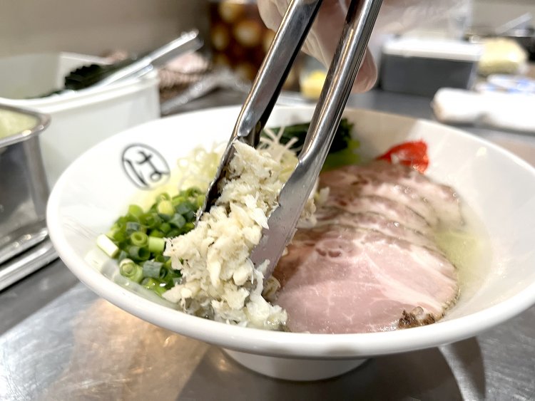 焼いた真鯛を手ほぐしした身をトッピング。骨や血合いは取り除いてある。