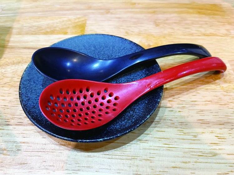 網目のついたれんげでほぐし身を最後まですくって食べられる。