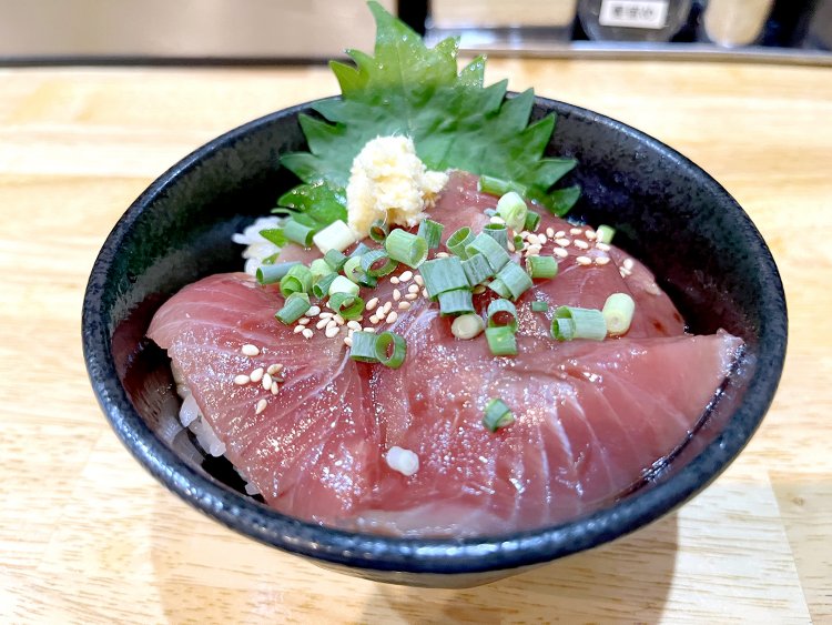本日の漬丼。この日はほどよく脂が乗ったカツオの丼350円だ。