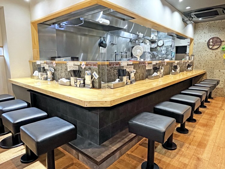 全12席のカウンターはお昼になると慌ただしくなるが、まったりタイムはオープンキッチンで会話が弾む。