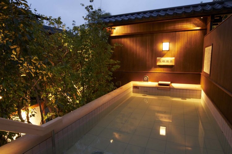 露天エリアにある炭酸泉は、炭酸強めで湯温はぬるめ。長くゆったり浸かりたい。