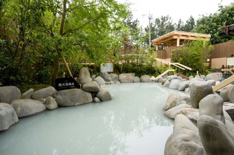 植栽や岩、あずま屋などが温泉旅館のような雰囲気の露天エリア。