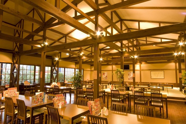 和洋中さまざまな料理が揃う食事処。一番人気は香り高い十割そばを使った天ざるそば。