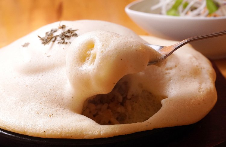 スプーンですくってもふわふわの玉子に隠れてチキンピラフが見えない！