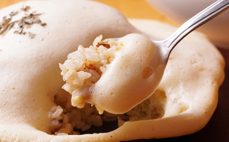 ふわシュワの白い玉子とチキンピラフのハーモニーを楽しみたい。