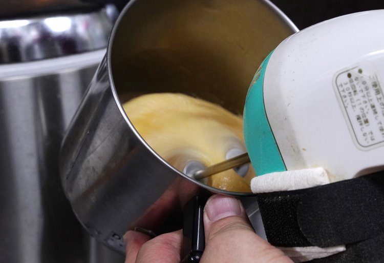 泡立ちやすいように、二人前の量である全卵2個で撹拌する。