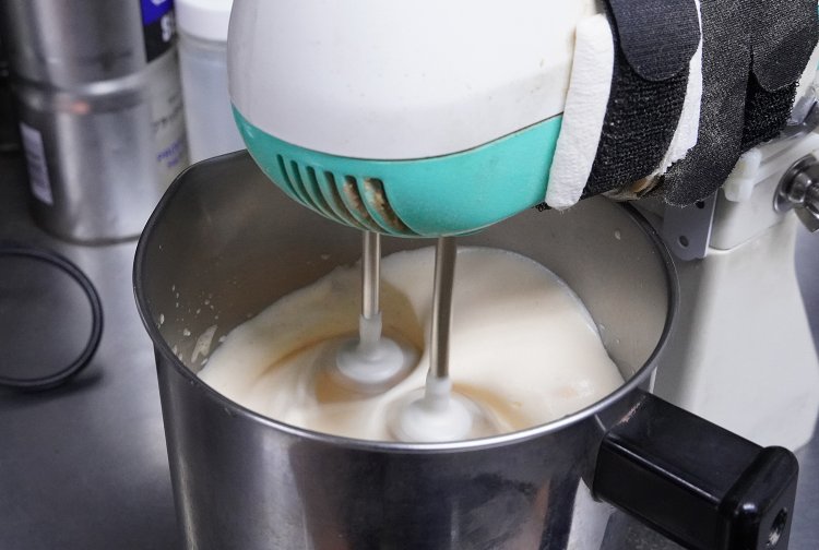 湯煎を外して撹拌。かさが増え、色が白くなってきた。仕上げに塩、胡椒で味付けする。