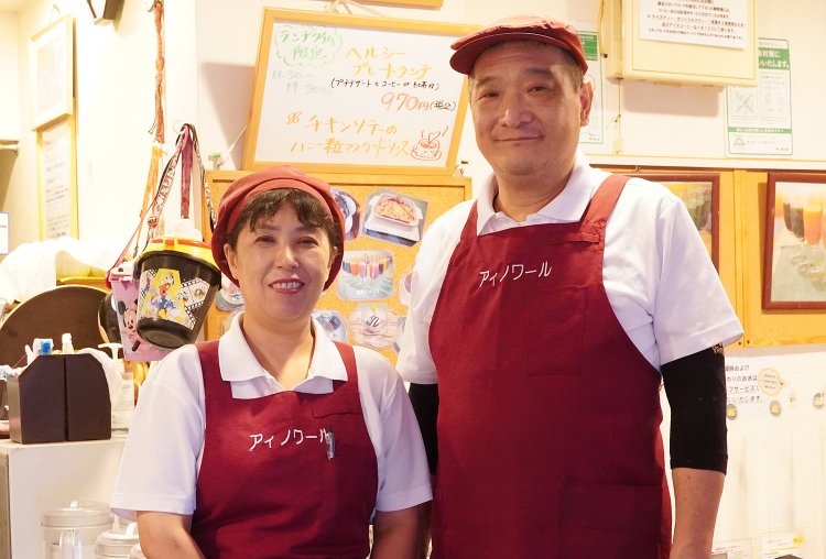 右が店主の原さん。左が妻のちえさん。