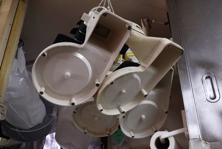 一度にたくさんのオムライスを調理できるように、電動泡立て器は7台。