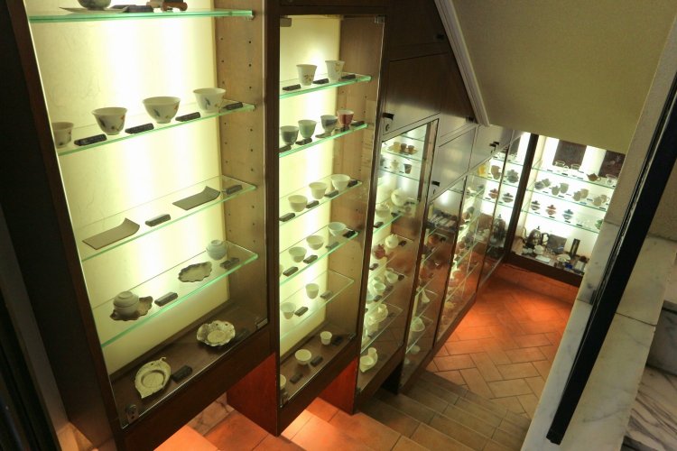 実はカウンター奥の階段が茶器のコーナーに。ゆっくりと眺めてお気に入りの茶器を見つけてみよう。