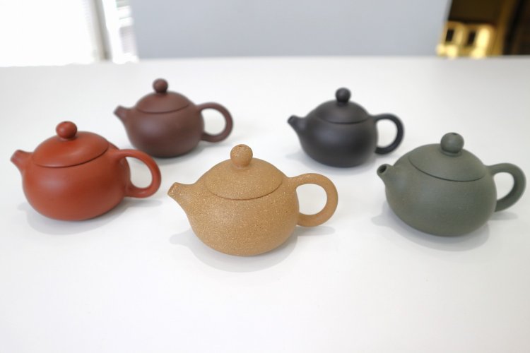コロンとしたフォルムが愛らしい茶壷（ちゃふう）は各7700円。茶葉ごとに使い分ける人が多い。