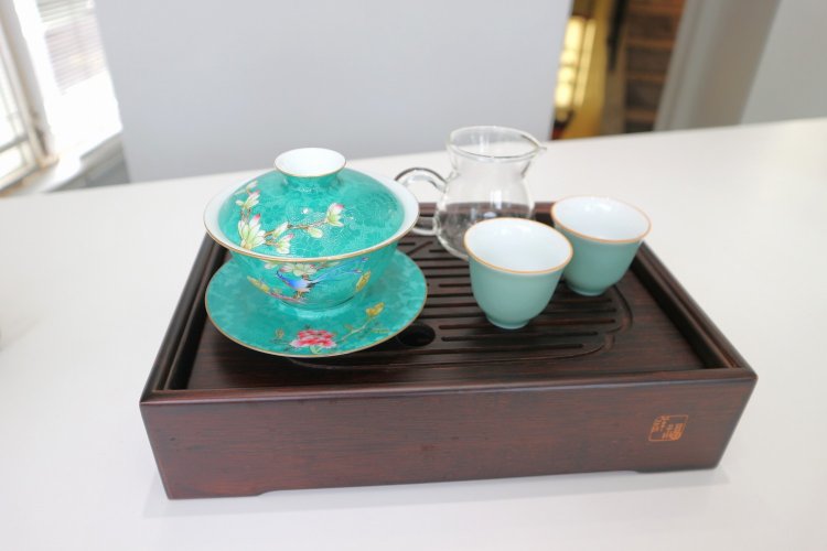 蓋碗（がいわん）、茶海（ちゃかい）、飲杯（いんはい）が中国茶を楽しむための基本セット。