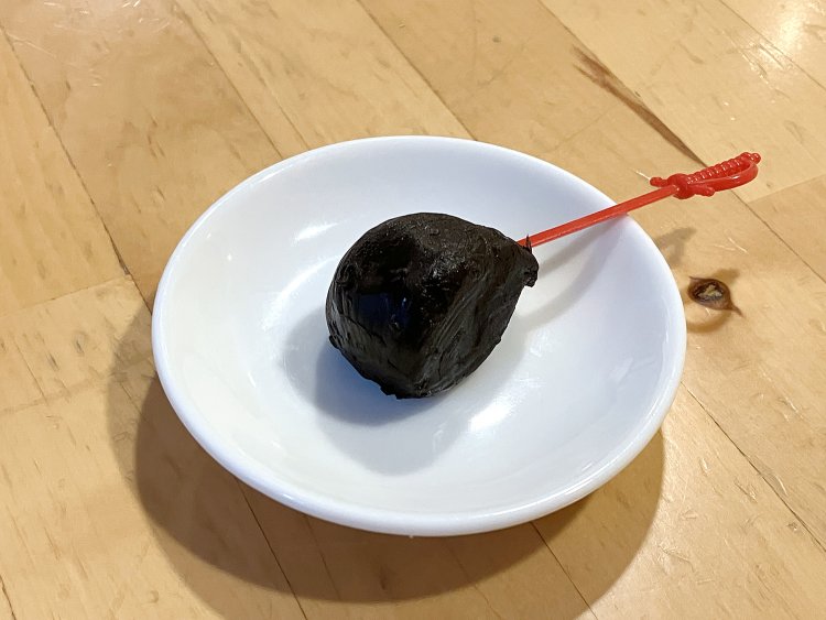 黒にんにくのピンチョス（1片）170円。