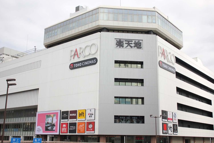 「楽天地」の看板上の展望台のようなガラス張りフロアが『楽天地スパ』だ。