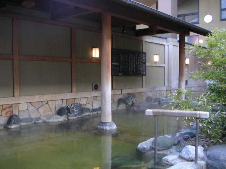 東屋がかかった露天岩風呂。湯温がやや低く、テレビが設置されているのでのんびりできる。