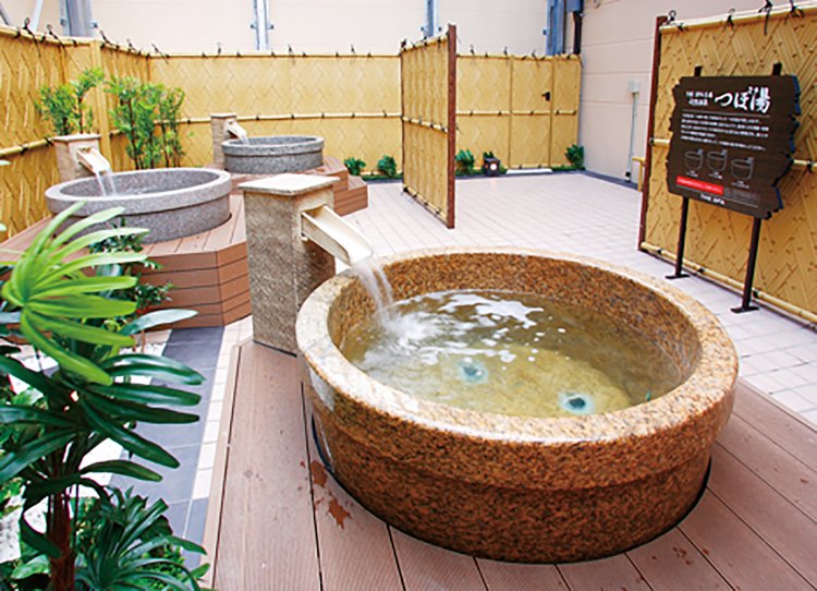 外湯エリアにあるつぼ湯。天然温泉を独り占めできる。
