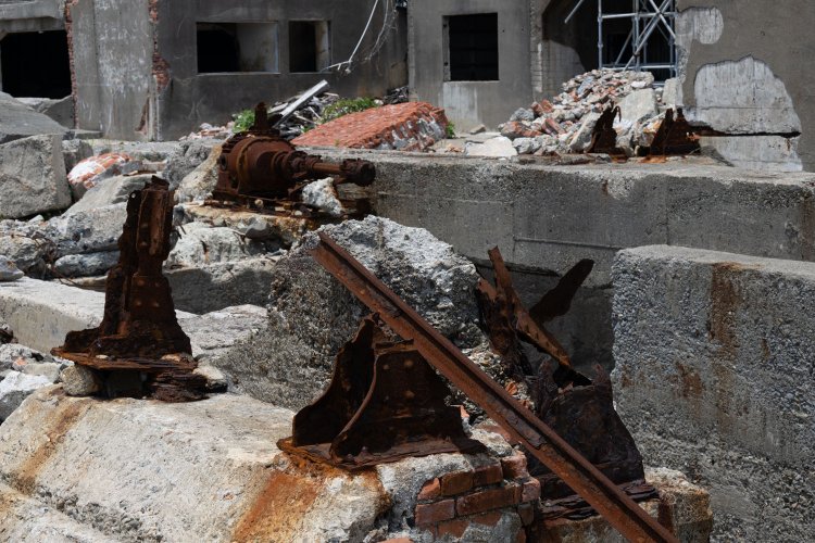 第二竪坑入坑桟橋手前にはレールやエンジンシャフトっぽいものが赤錆びて遺棄されていた。