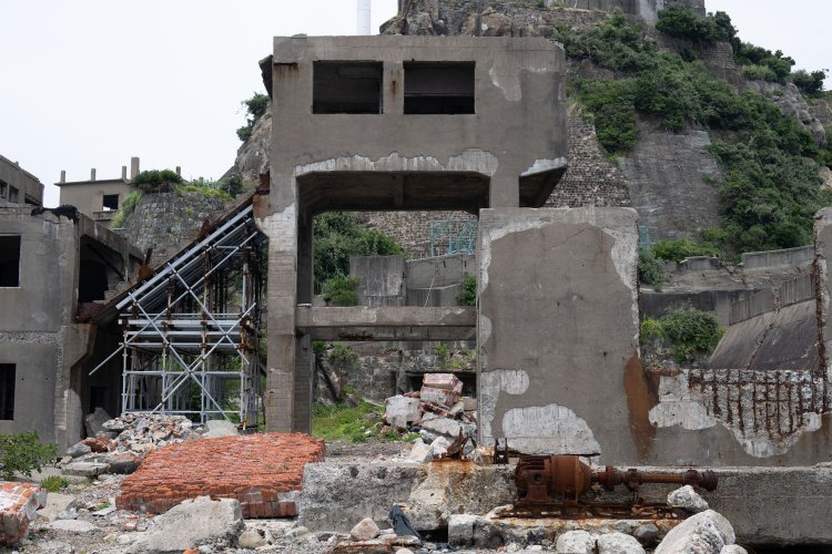 謎のエンジンシャフトと第二竪坑入坑桟橋。竪坑施設の階段は崩落防止の補強を施している。軍艦島が世界遺産となり、こうして一部は補強して現状維持している。