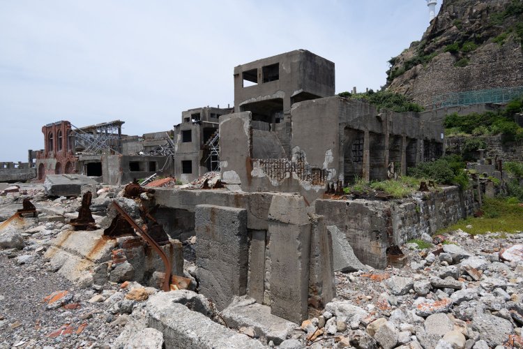 第2竪坑入坑桟橋の建物群。一段高い建物の背後に竪坑の巻揚げ櫓の鉄塔があった。