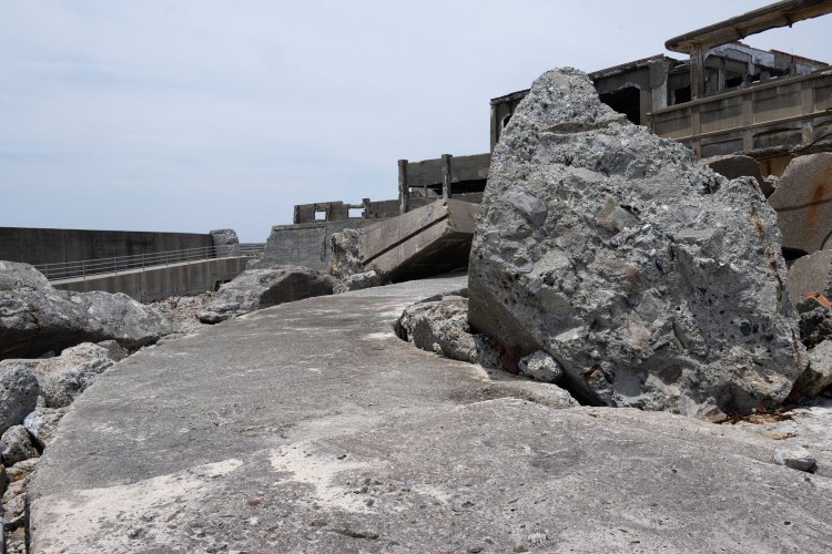 第2見学広場前のコンクリートは地下トンネルの天井部。桟橋から30号棟付近まで続いており、島民が上陸したときに利用した通路とのこと。