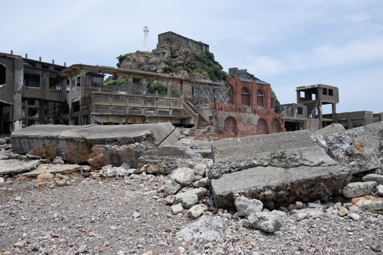 炭鉱の中心的役割をしていたためなのか、レンガの壁面といい他の建物にはない瀟洒な構造が見て取れる。手前のコンクリート片は1897年までの護岸跡。私が立つ位置は1899年に埋立拡張された。