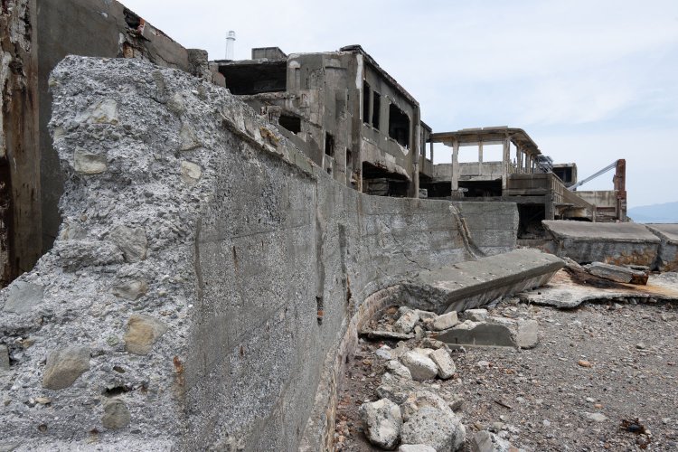 1897年までの護岸。コンクリート製である。これより右側は1899年に埋立拡張された。ということは、島が現役のころ、この一帯は用済みとなった護岸が地面から生えているように立っていたことになる。