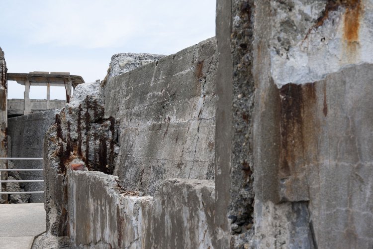 こちらは1899年に拡張された際に整備されたコンクリート護岸。この外側は海である。海が気になるけれど背丈以上の高さなのでうかがい知れない。劣化により鉄筋がチラッと覗いていた。