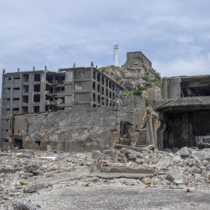 炭坑施設の建物群と、崩れゆく30号棟【軍艦島観察記・最終回】