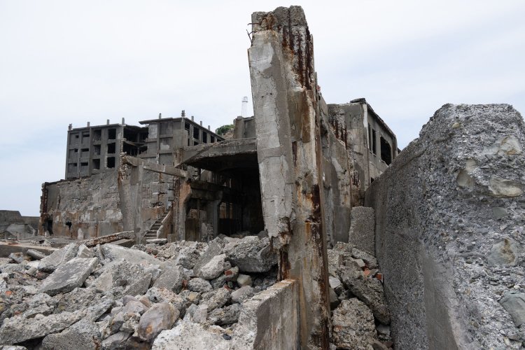 1897年まで現役だった護岸（右）に寄り添うようにして鍛冶工場の建物がある。護岸と工場の壁にはわずかな隙間があった。