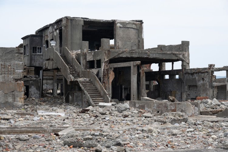 鍛冶工場を別角度から。2階に上がる階段が辛うじて残る。手前にせり出した部分は木造の建屋があったのか、いまは躯体だけが残っている。