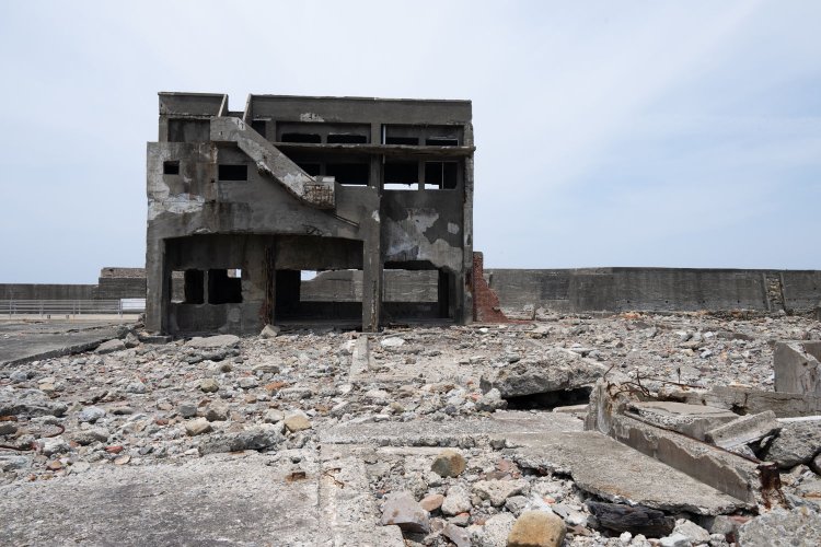 一面瓦礫となっているが、かつては木造建屋などが建ち、人々が行き交い、仕上がった製品が並んでいたのだろう。