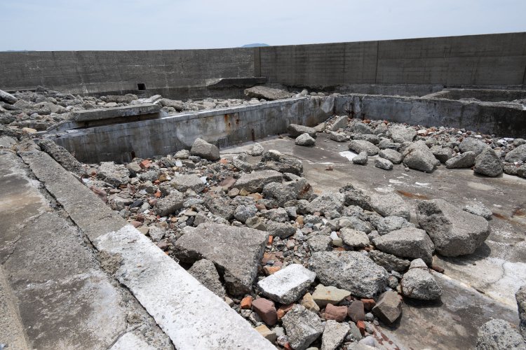 島民憩いの場のプール。1958年に完成した。プールは端島小中学校に設置されたが台風により破壊されたため、この場所へ整備された。25ｍプールである。