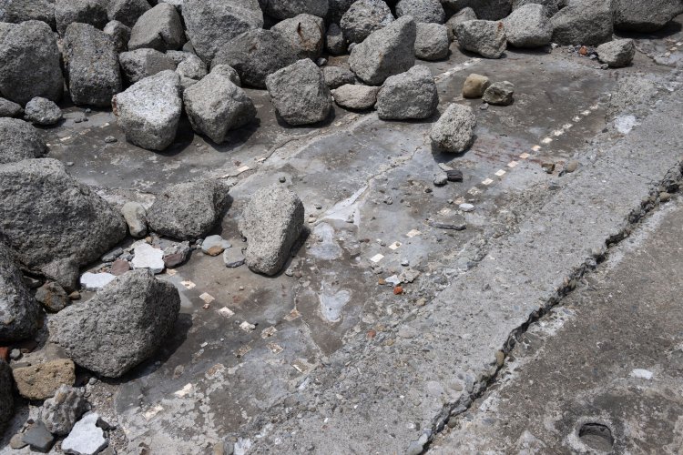 底部にはコースを表す白線も残っている。