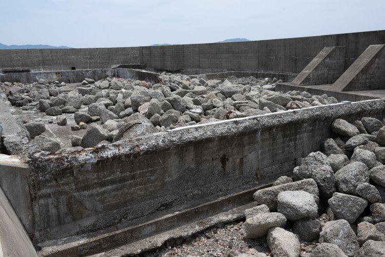 プールサイドの部分。プールは一段せり上がる構造であった。