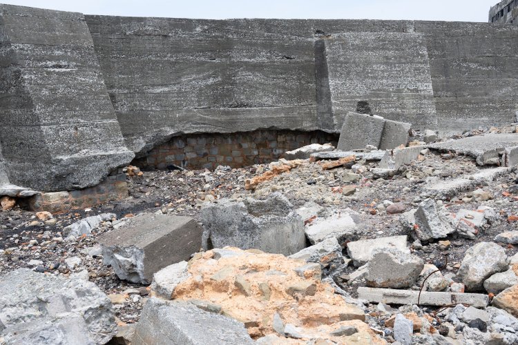 プールを取り囲む護岸は随分と分厚く頑丈である。こちらは南側に面している。コンクリート護岸からチラッと天川の護岸が望めた。ここも当初は天川工法で護岸が整備され、後年にコンクリート製となったのだろう。