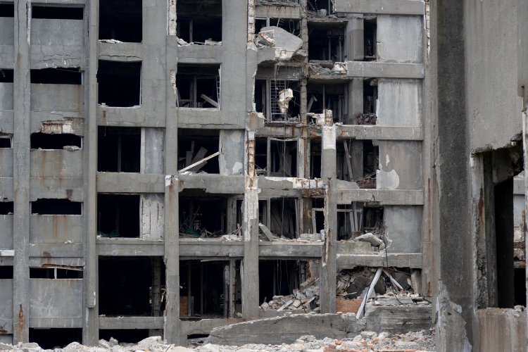 30号棟の崩壊箇所を見る。2020年までは梁がしっかりと残っていたが強風により折れてしまい、アンバランスな状態となっている。