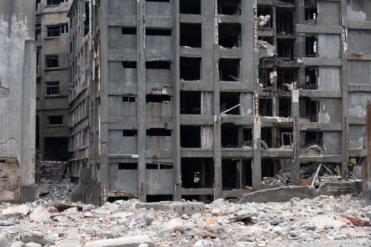 30号棟の低層部分。小窓は便所のあった位置。柱と梁がほぼ正方形に組まれていて四畳半の部屋が連なっていた。崩壊しかけている部分を見ると建物の内部がチラッと望める。