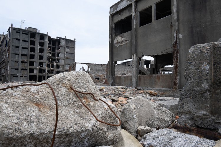 広場の手前には瓦礫が散乱している。鉄材工場の柱は鉄筋が覗き、30号棟もいつ大規模に崩壊するか分からない。これらの建物を現状維持しながら補強するのはかなり困難だという。