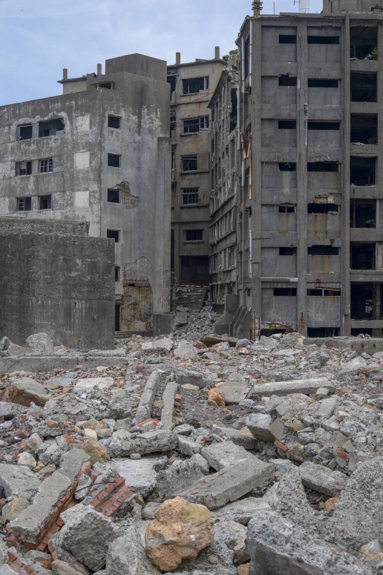 30号棟と31号棟の間は狭い道となり、奥に職員社宅の25号棟がチラッと顔をのぞかせている。31号棟が竣工する前は木造建屋が連なっていた。