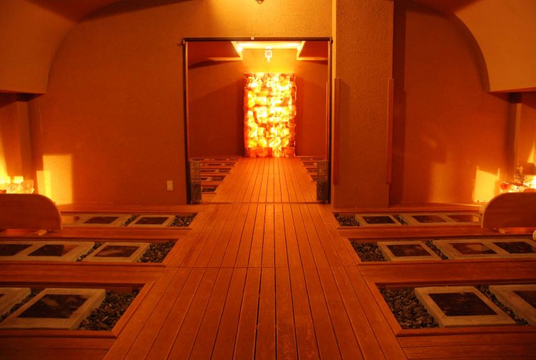 ランドミスト岩盤浴では、低放射能と天然石のパワーなどで癒やしの効果が得られる。