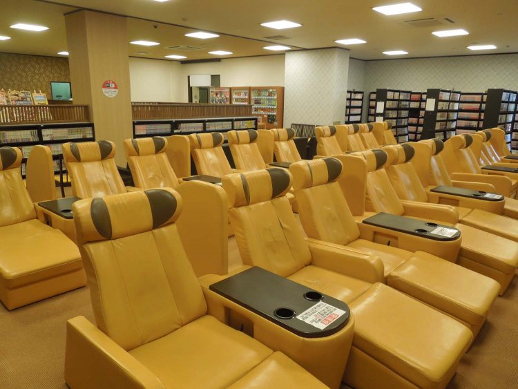 大型のリクライニングチェアで、休みながらコミックや雑誌を読める。