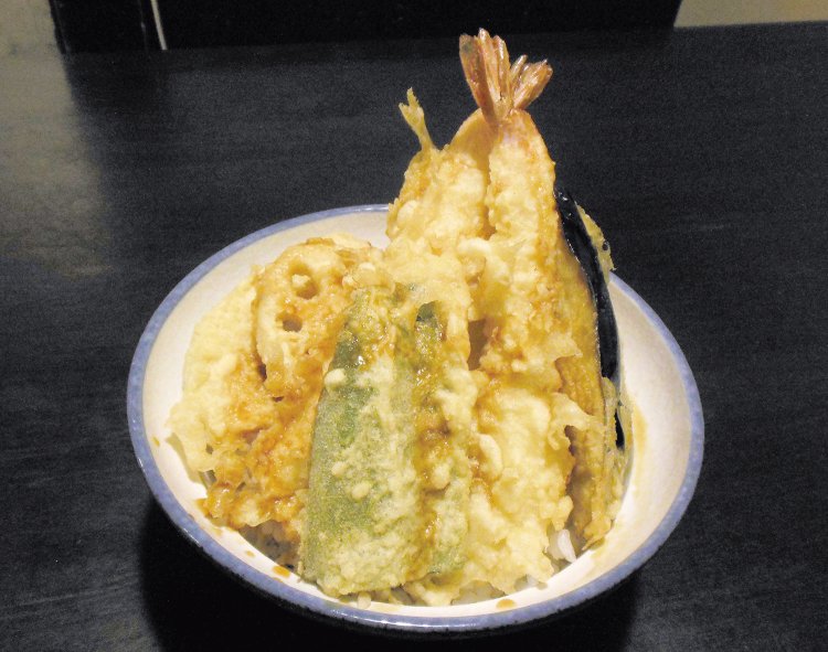 天丼800円。どのメニューも味噌汁付きで、箸休めの新香は卓上にある黒箱から好きなだけいただける。