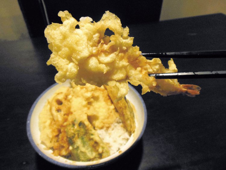 丼の中央でインパクトを放つエビ。海老天丼1000円にはエビが3本のる。